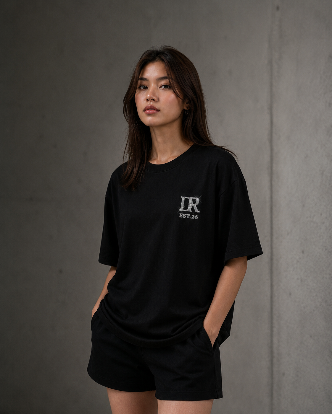 DORIS NOIR Noir Tee on model